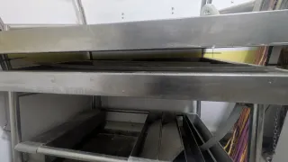 Depósito, mostradores y mesa de corte pescadería