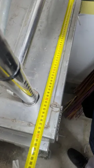 Depósito, mostradores y mesa de corte pescadería