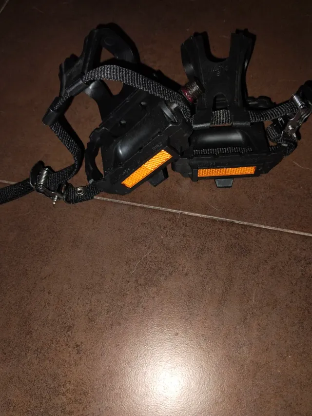 Pedales de bicicleta con correas