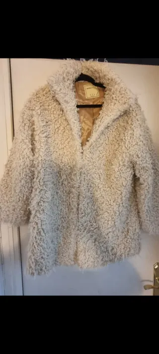 Chaqueta beige mujer peluche