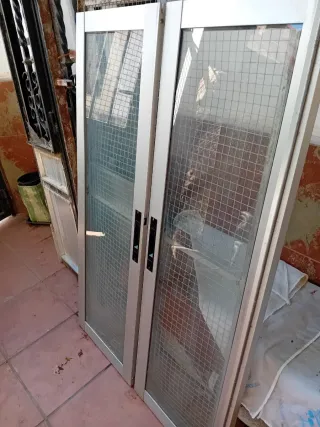Ventana de aluminio con reja