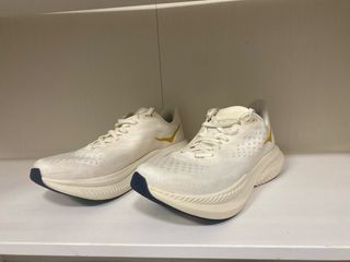 Hoka One One Mach 6 Zapatillas Blancas y Doradas