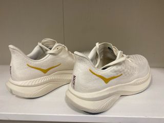 Hoka One One Mach 6 Zapatillas Blancas y Doradas