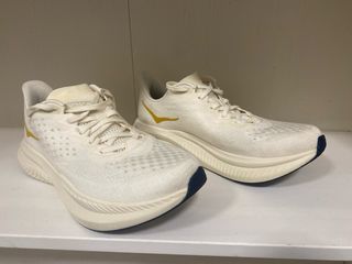 Hoka One One Mach 6 Zapatillas Blancas y Doradas