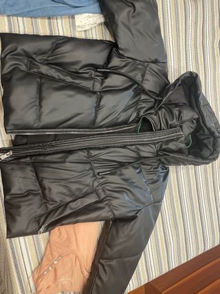 Chaqueta acolchada negra con capucha