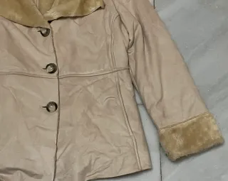 Chaqueta antelina y pelo beige