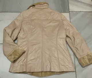 Chaqueta antelina y pelo beige