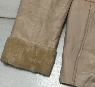 Chaqueta antelina y pelo beige