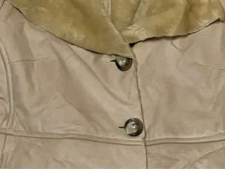 Chaqueta antelina y pelo beige