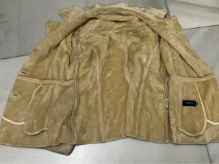 Chaqueta antelina y pelo beige