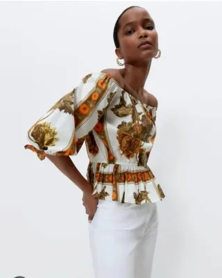 Blusa Uterqüe floral manga abullonada