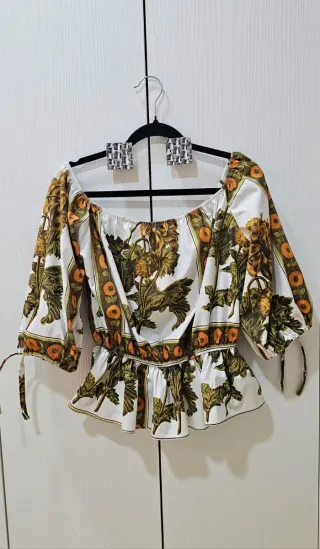 Blusa Uterqüe floral manga abullonada