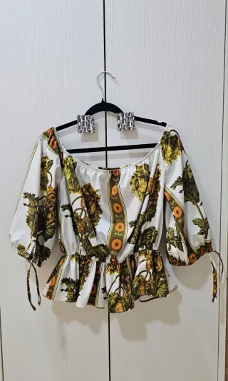 Blusa Uterqüe floral manga abullonada