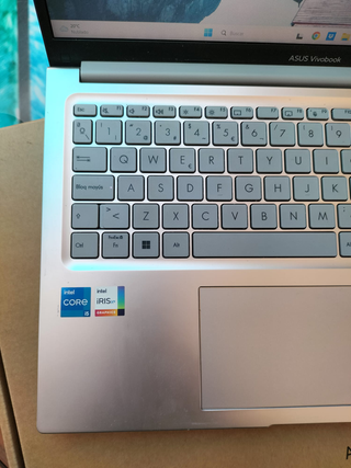 Portátil ASUS Vivobook Plata 1 año uso
