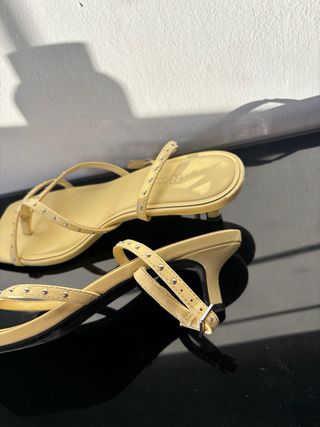 Sandalias Pull&Bear Talla 40 Amarillas Tachuelas
