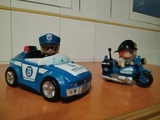 Coche y moto policía Pin y Pon