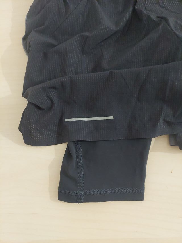 Pantalones cortos de correr grises y negros