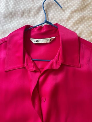 Camisa satinada fucsia Zara
