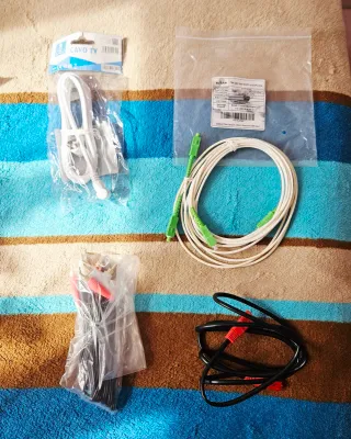Varios Cables: TV, Fibra Óptica, RCA y Ethernet 