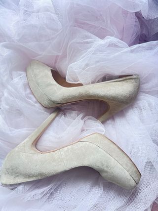 Zapatos de tacón alto de ante nuevos