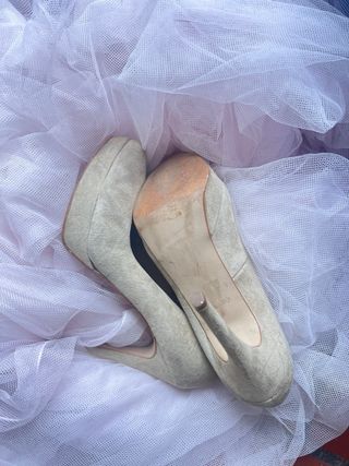 Zapatos de tacón alto de ante nuevos