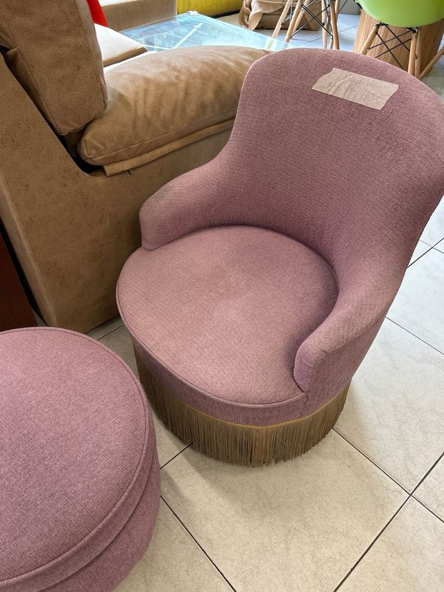Sillón rosa con otomana