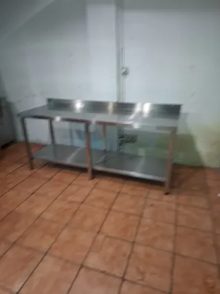 Mesa de acero inoxidable con estante