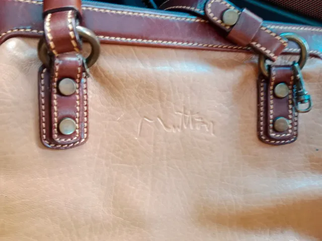 Bolso de piel beige y marrón