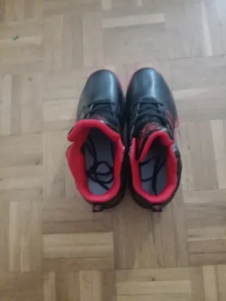 Zapatillas deportivas negras y rojas