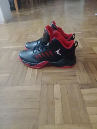 Zapatillas deportivas negras y rojas