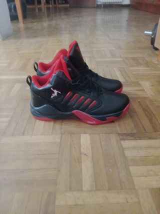 Zapatillas deportivas negras y rojas