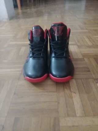 Zapatillas deportivas negras y rojas