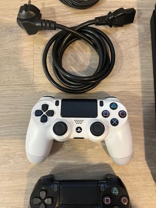 Consola PS4 Pro Negra + Mando y Cables 