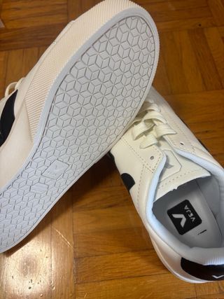 Zapatillas Veja Blancas y Negras