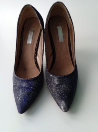 Zapatos de tacón plateados y azules