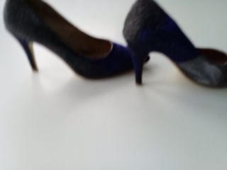 Zapatos de tacón plateados y azules