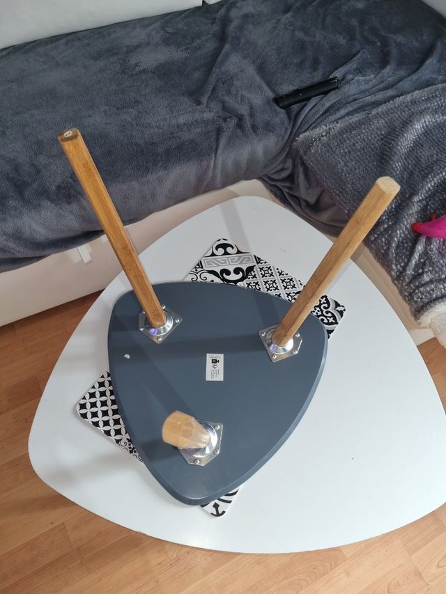 Mesas auxiliares blancas y grises