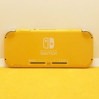 Nintendo Switch Lite Gialla + Custodia Luigi's Man