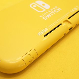 Nintendo Switch Lite Gialla + Custodia Luigi's Man