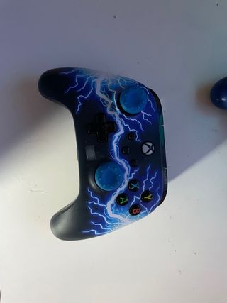 Mando Xbox personalizado con diseño de rayos.