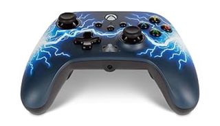 Mando Xbox personalizado con diseño de rayos.