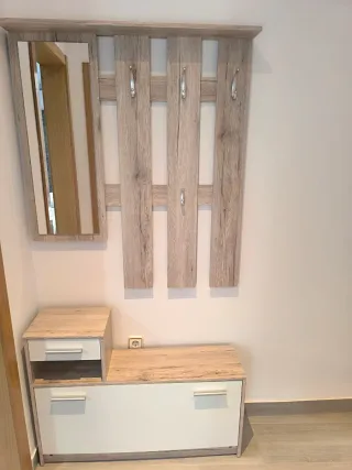 Mueble de entrada con espejo y zapatero