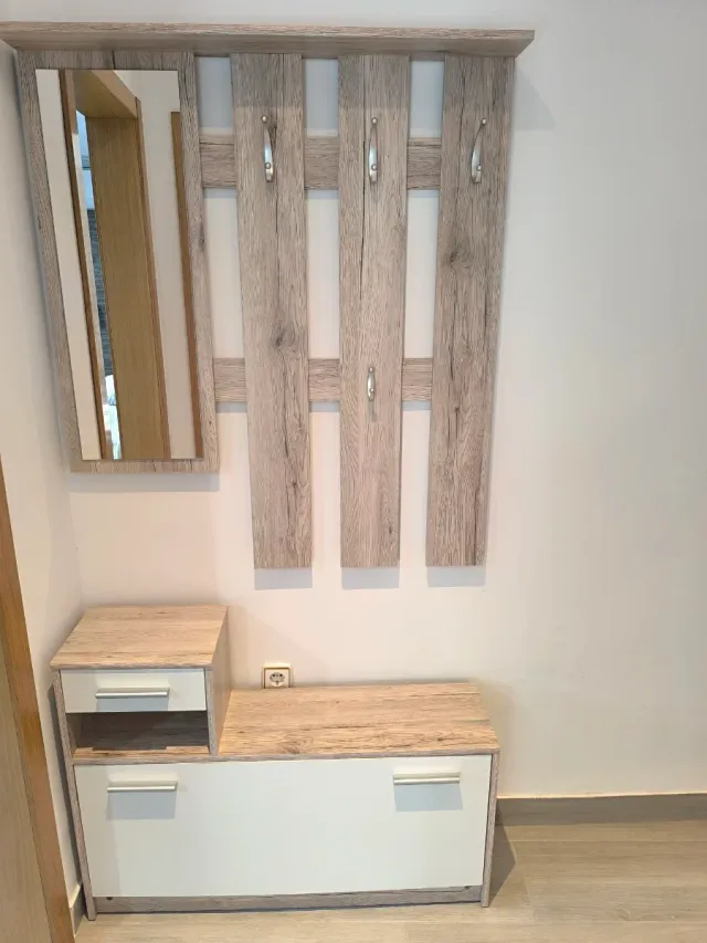 Mueble de entrada con espejo y zapatero