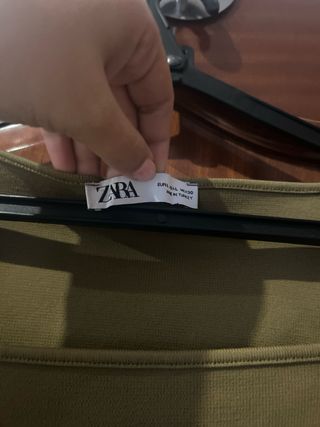 Top Zara manga larga verde oliva