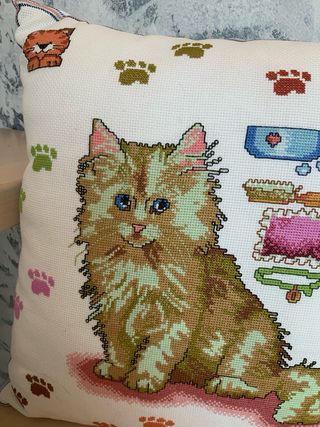 Federa cuscino gatto ricamata a mano