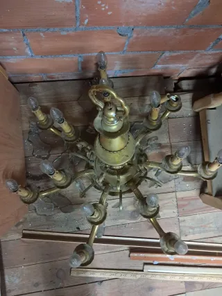 Lámpara de araña dorada con cristales
