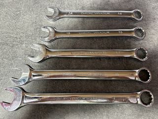 Varias llaves fijas combinadas