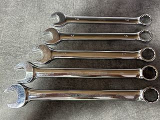 Varias llaves fijas combinadas