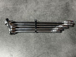 Varias llaves fijas combinadas