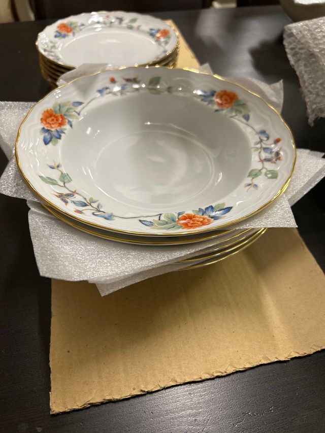 Vajilla de porcelana con flores 
marca Bidasoa